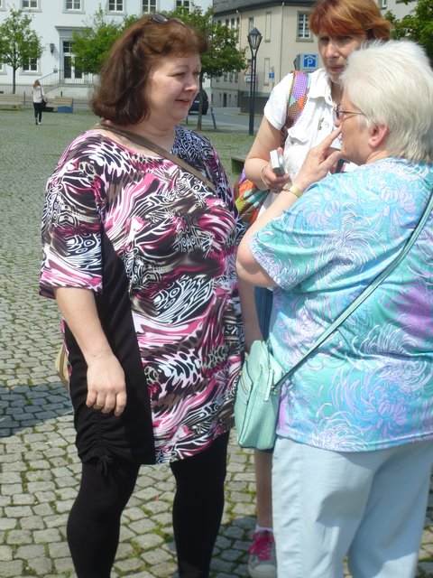 Bruni im Gespräch mit Hanni, Ana im Hintegrund