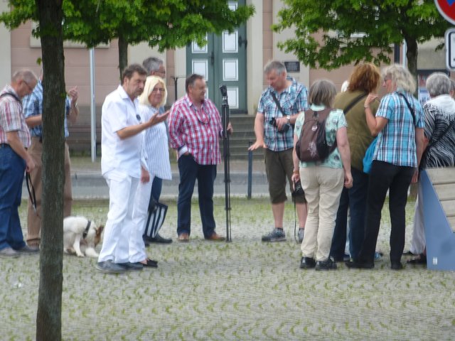 Es stehen schon einige am Treffpunkt