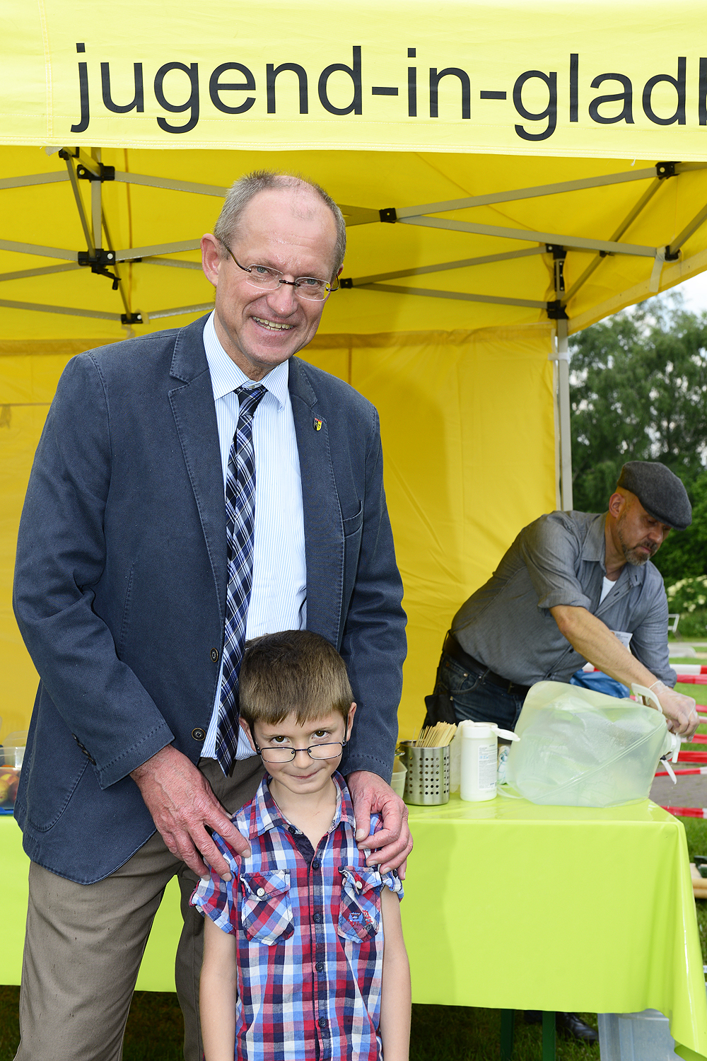 Stadtteilfest Butendorf: Die Jugend in Gladbeck ist ebenfalls immer mit einem Pavillon beim Butendorfer Stadtteilfest vertreten. Dieser kleine Steppke im Bild, vielleicht ein zukünftiger Professor, wollte unbedingt mit Bürgermeister Ulrich Roland vom Stadtspiegel fotografiert werden. Was tut man nicht alles für den Nachwuchs. Foto: Kariger