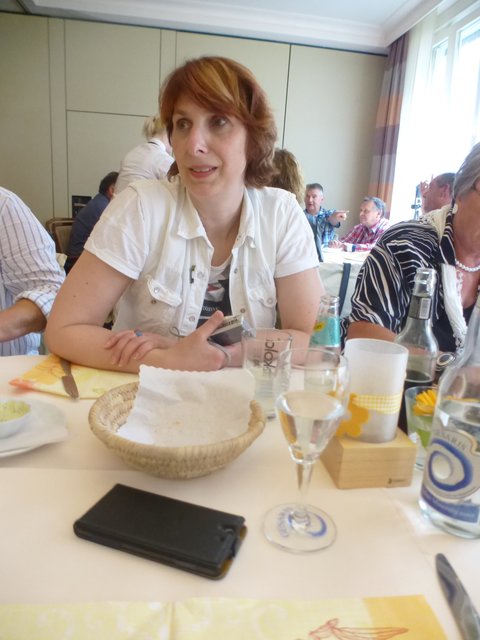 das Brot war weg , Ana wartet auf das Essen