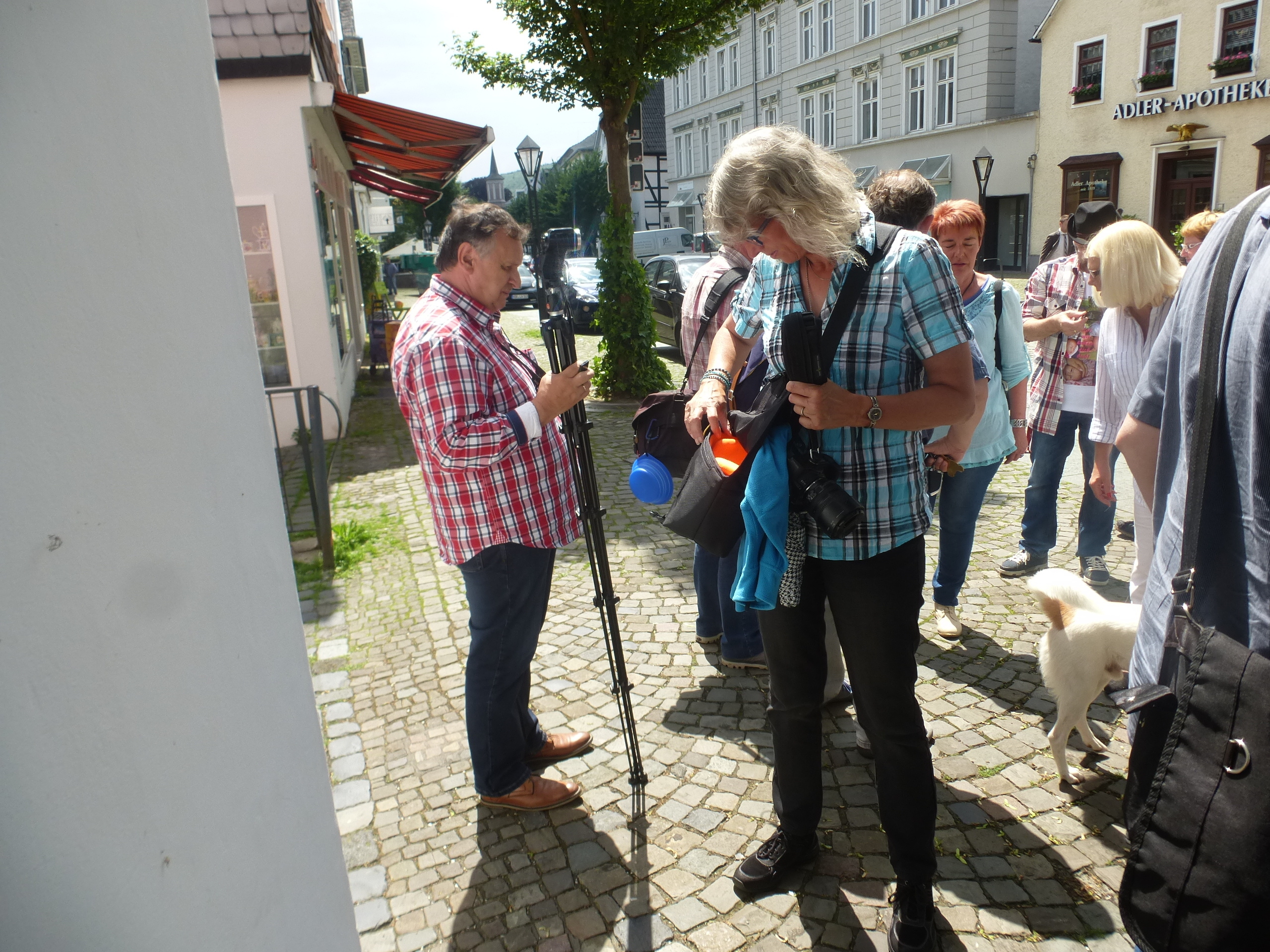 nochmal alles überprüfen, der Stadtrundgang geht gleich los