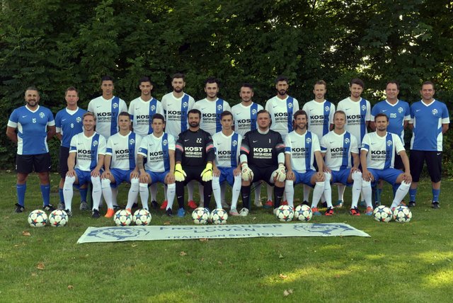 DJK VfB Frohnhausen, 1. Mannschaft (Photo Gohl)
hinten,v.l.: Trainer Issam Said, Fitnesstrainer Sven Rösler, Dennis Ibrahimi, Kevin Voss, Halil Erciyas, Özgür Alcapinar, Patrizio Bienvenuti, Abdul Semmo, Matthias Walter, Hassen Fidan, Co-Trainer Markus Schnarre, TW-Trainer Michael Klaus
davor,v.l.: Heiko Bias, Alen Ademovic, Samir Laskowski, Marko Razic, Mirko Erdmann, Dave Mölenkamp, Dominik Hörstgen, Louis Smeilus, Markus Lihs
es fehlen: Pascal Hendricks, Özcan Alcapinar, Özgür Daglioglu,
