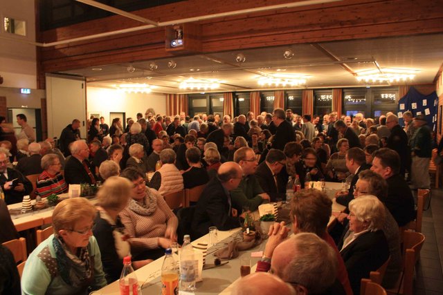 Bis auf den letzten Platz besetzt: die Bürgerhalle Loikum zu Beginn der Jubiläumsrevue.