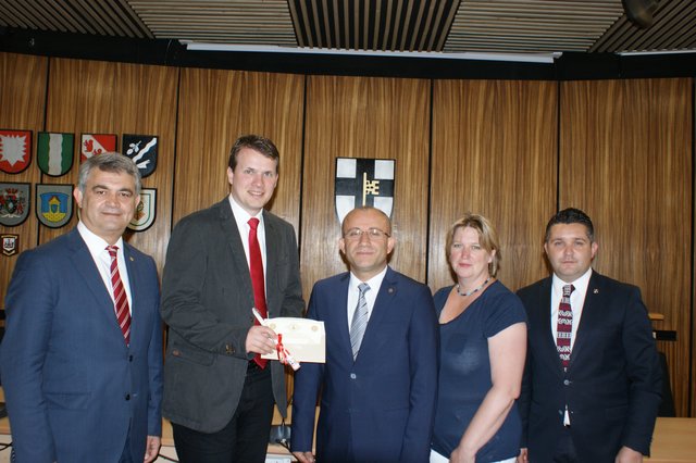 (von links) Ahmet Inan, Bürgermeister Tobias Stockhoff, Müsel Sabanci (stv. Bürgermeister von Karesi), Anke Borg und Mustafa Uysallar beim Besuch der Delegation im Dorstener Rathaus.