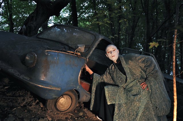 Starfotograf Peter Kallwitz zeigt Bilder vom „Friedhof der Träume“ im Neanderal, wo  50 teils historische Wagen der Natur überlassen wurden. Foto: Kallwitz