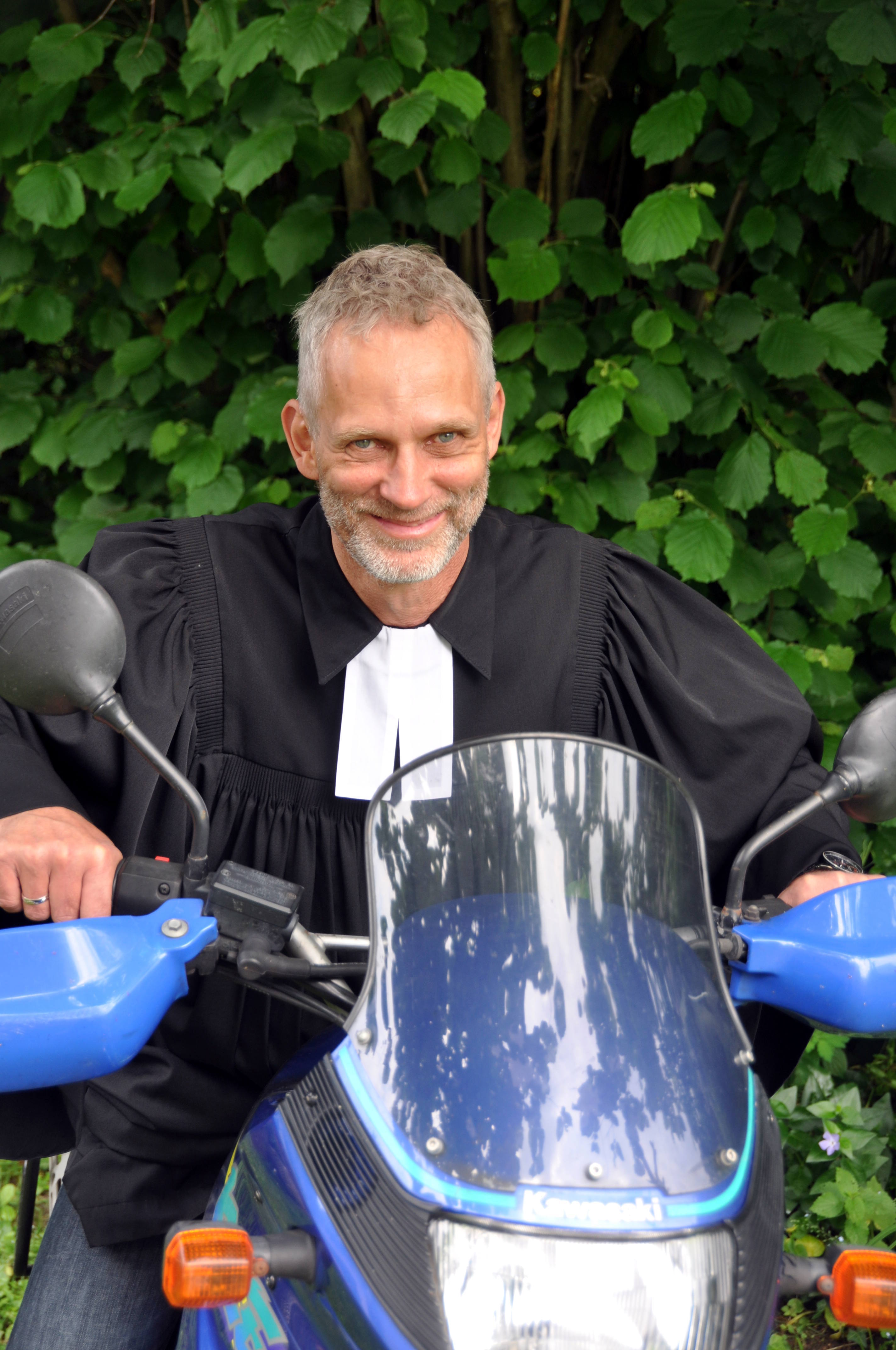 Pfarrer Laage lädt alle Biker zu einer ganz besonderen Motorrad-Ausfahrt und anschließendem Biker-Gottesdienst mit Rockmusik ein.