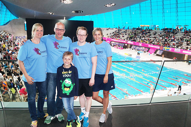 Steffi Tiedtke, Oliver Schmitz, Christian Horn, Lisa Lasdowsky (v.l) und "Maskottchen" Ole vor dem Olympiabecken.