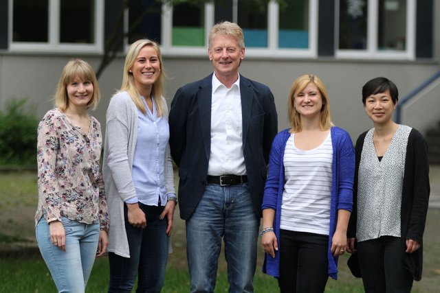 Schulleiter Clemens Rethschulte begrüßte vier Referendarinnen an der Gesamtschule Scharnhorst (v.l.n.r.): Lisa Meltzow (Evangelische Religion und Englisch), Alicia Jagusch (Deutsch und Geschichte), Linda Gillich (Sport und Deutsch) undThuy Vi Nguyen (Englisch und Musik). | Foto: Schule