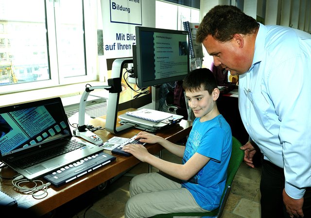 Im Büro für Barrierefreie Bildung zeigte Simon Janatzek einem kleinen Interessenten Braille-Schrift zum Lesen am PC und Smartphone.