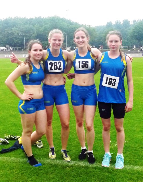 Die 4x100m Staffel der Frauen (v.l.): Jessica Urbanski, Trainerin Annette Schulze, Katja Rakusa und Emily Wagner.