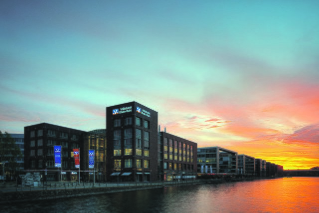 Die neue Zentrale der Volksbank Rhein-Ruhr im Innenhafen bei Nacht. Foto: Friedhelm Krischer