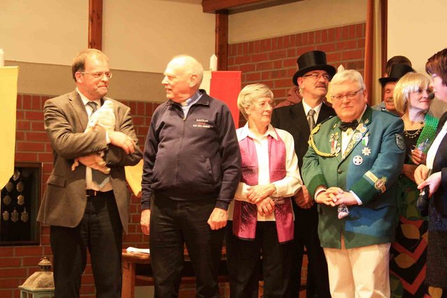 Pfarrer Ralf Lamers (l) und Pfarrer Franz-Josef Pail (2. v. l.) danken den zahlreichen Akteuren der Revue.