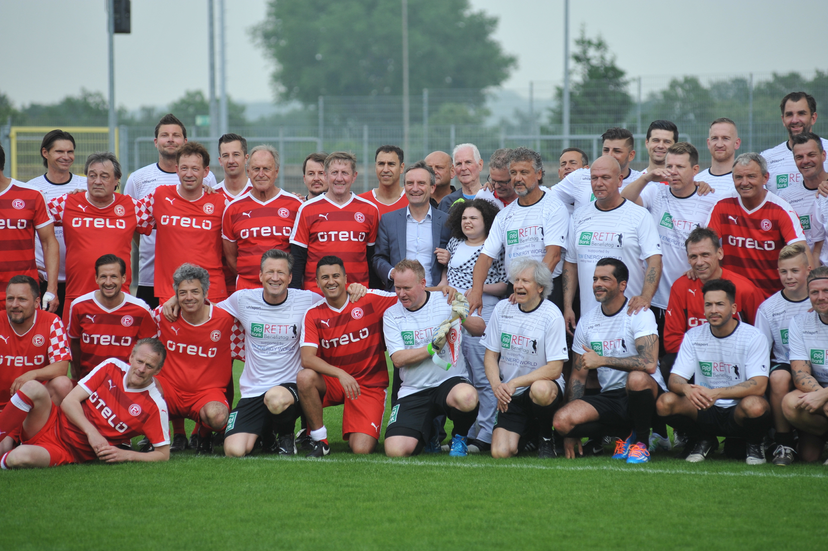 Jessica Straube inmitten der Promis, die sich beim Rett-Benefiztag engagierten.
Foto: vos