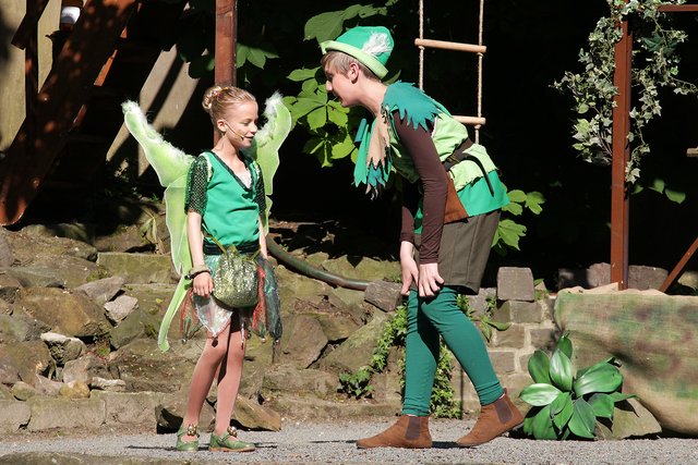 Peter Pan und Glöckchen - die Lieblingsfee des Jungen aus dem Nimmerland hat ein Geheimnis. | Foto: Magalski