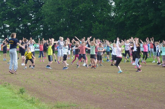 Vor dem Sportfest der Grundschule Hemmer haben sich die Schülerinnen und Schüler aufgewärmt.