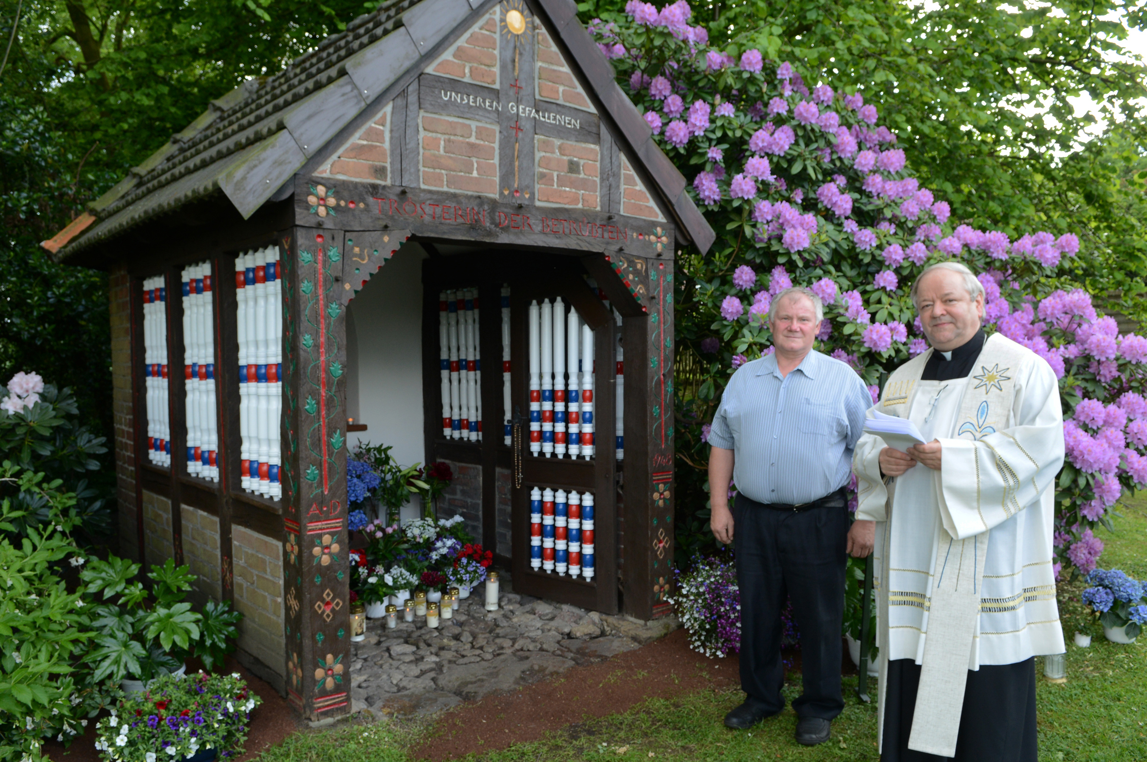 von links: Thadeus Ostrowski und Priester war Pastor Damian Varga