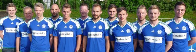 Die "Gilde" der Neulinge beim HSC: (v.l.) Joshua Heinrichs, Co-Trainer Mario Niedzialkowski, Benedikt Dupke, Torwarttrainer Marcel Piaszyk, Sebastian Hahne, Cheftrainer Axel Schmeing, Yannis Schwarze, Kevin Beinsen, Robin Schultze, Mike Hibbeln, Luca Vöckel und José Luca Mertens. Es fehlen Dennis Schultze-Adler (kam berufsbedingt erst später) und Alihan Kurpan (Urlaub),