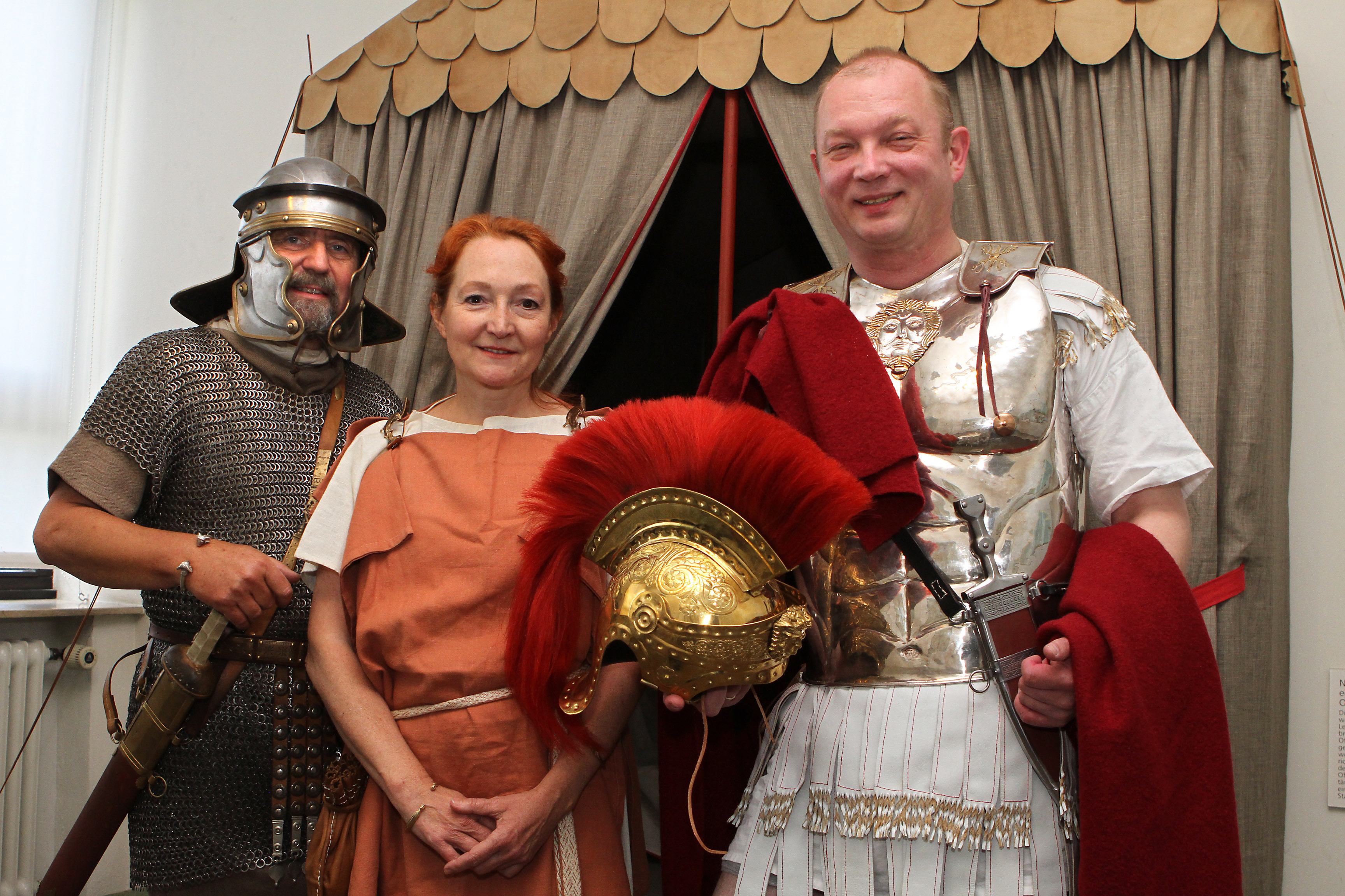 Urnbanius Nestor (Peter Urbaniak), Rubea Urbania Secunda (Inge Urbaniak) und Paulinus Pompeius Pacifer (Matthias Laarmann) zeigen das Leben der antiken Römer. ^Foto: Volkmer