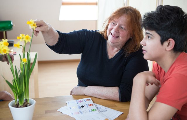 In der Hausaufgabenbetreuung werden Kinder aus geflüchteten Familien unterstützt.