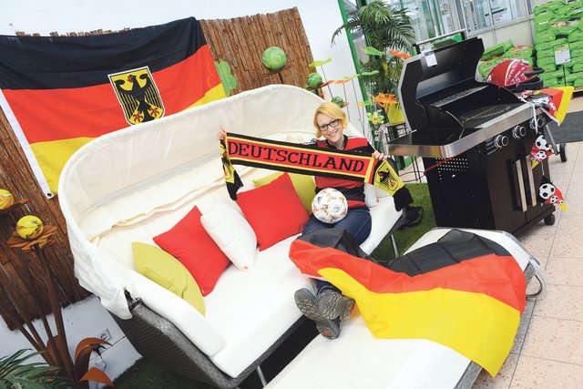 Belinda Zaß nimmt schon einmal in der EM Lounge Platz. Wer richtig tippt, wie viele Tore die Deutsche Nationalmannschaft bei der Fußball-Europameisterschaft in der Vorrunde schießt, kann den Dehner Sun-Lounger Aruba und den Gasgrill Lancaster gewinnen.