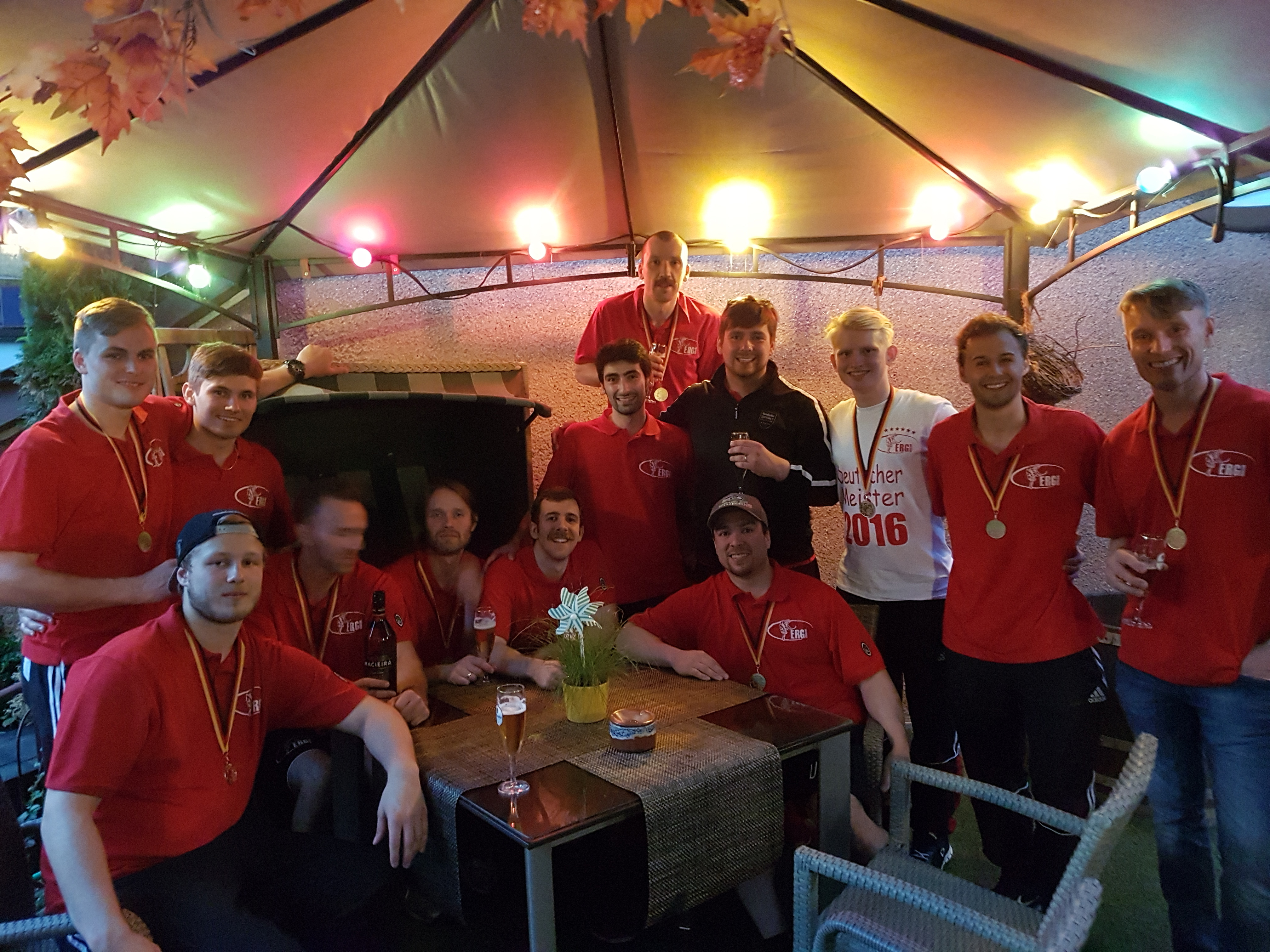 Nach dem Sieg in Hamm feierte die Mannschaft den Titelgewinn in der Oestricher Gaststätte Denninger.