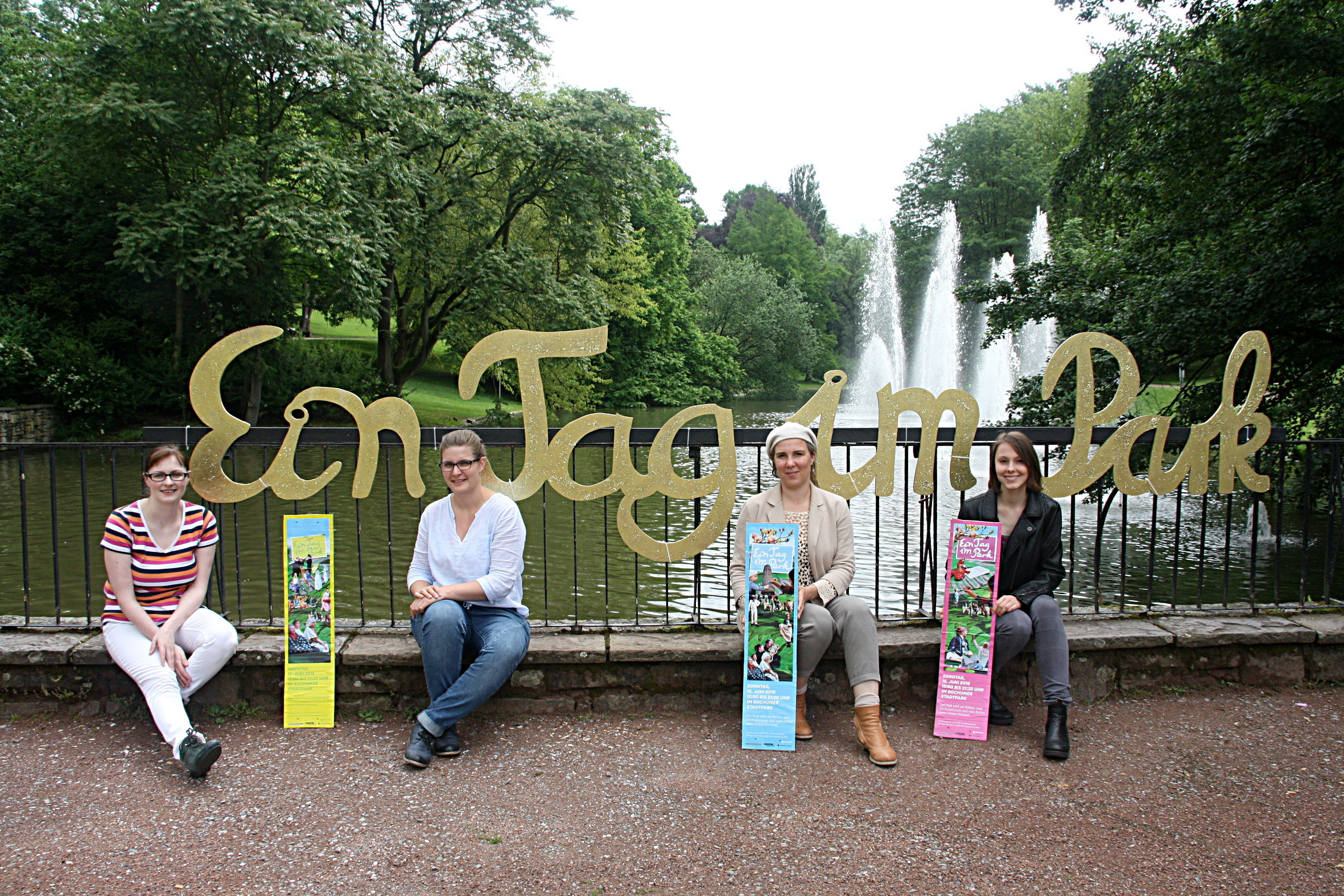 Heike Henoch (v.l.) und Theresa Denhoff von der Konzertpädagogik der Bochumer Symphoniker, Kerstin Kuklinski, Leiterin der Kunstvermittlung des Kunstmuseums Bochum, sowie Dramaturgieassistentin Miriam Wendschoff vom Schauspielhaus gehören zu dem Team, das die Veranstaltung „Ein Tag im Park“ vorbereitet hat. Foto: Vera Demuth