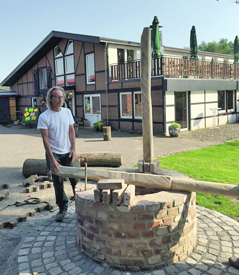 Maurermeister und Fachmann für Restauration historischer Bauwerke Stefan Torringen baute den Hofbrunnen neu auf.