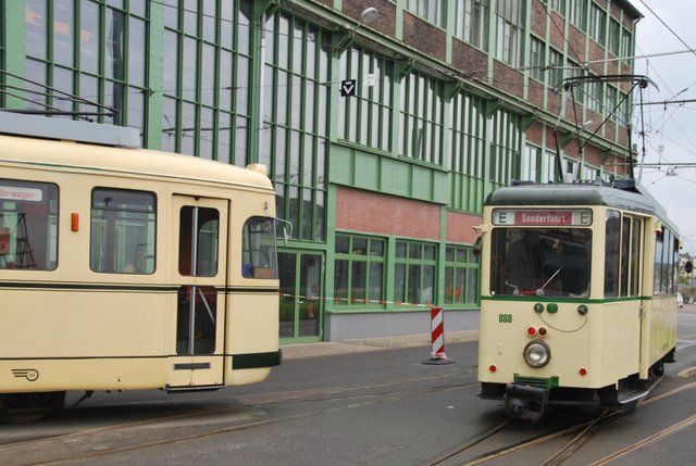 Oldtimerbahnen an der Sonderhaltestelle "Alte Dreherei"