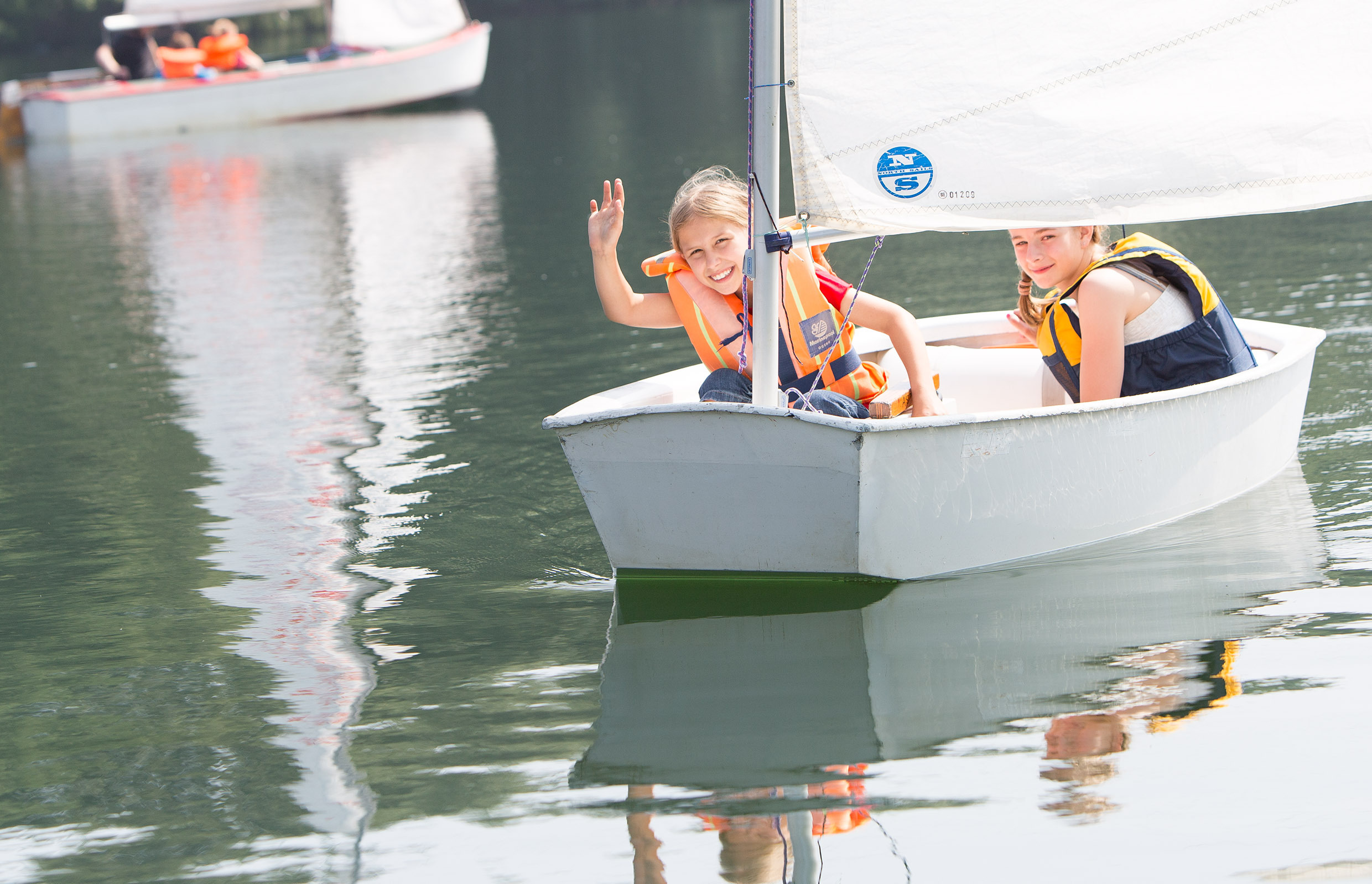 Elena zeigt Frederike, wie das Segeln funktioniert.