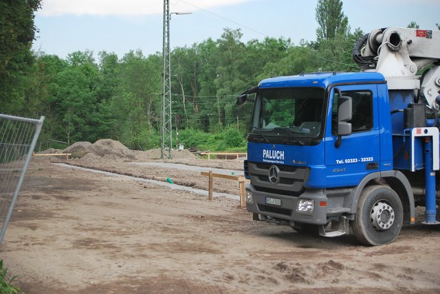 Auf die erste Fundamentschicht wird eine weitere aufgebracht. Erst wenn die ausgehärtet ist, können die Container aufgestellt werden.