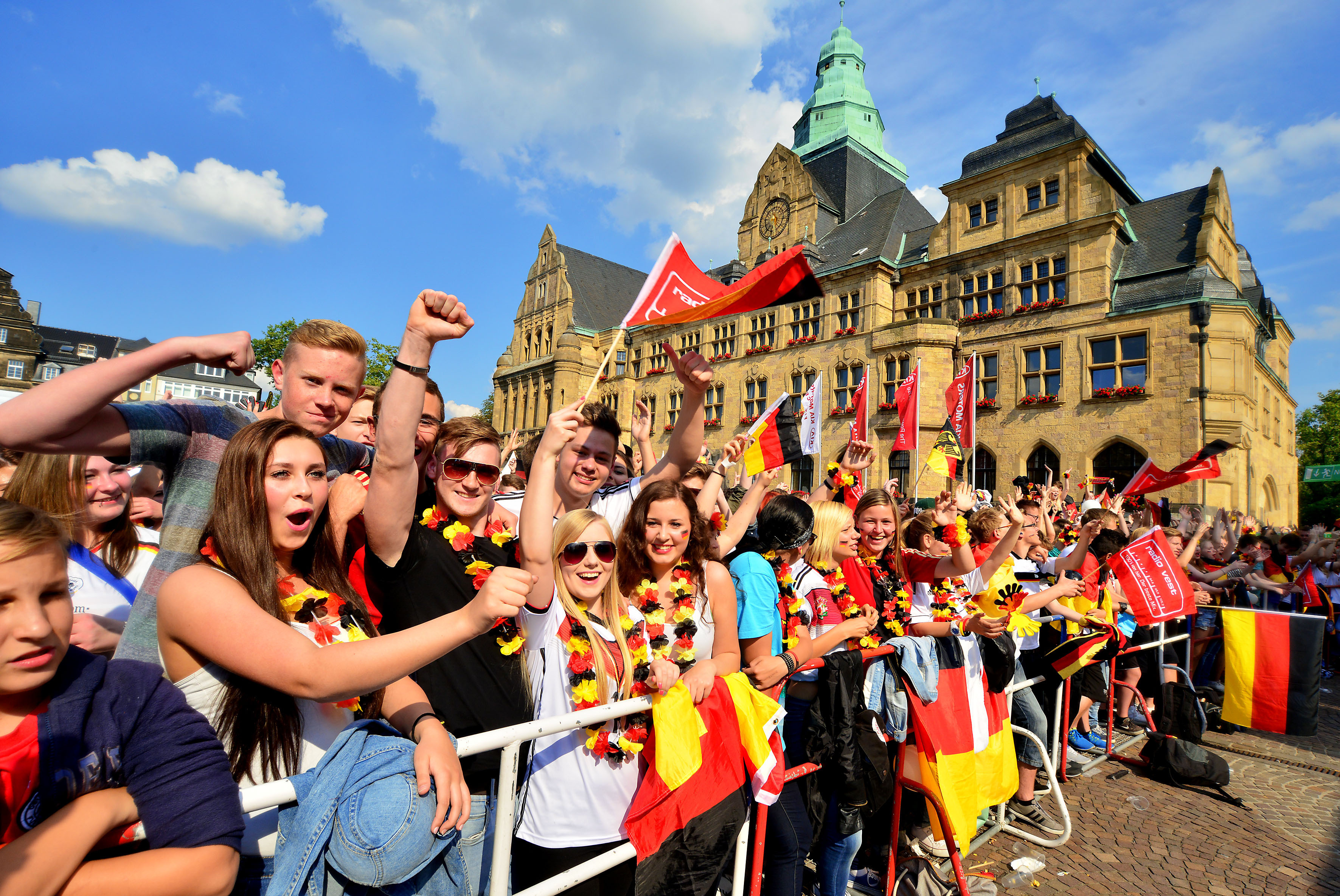 In wenigen Tagen ist es endlich soweit, dann beginnt die Fußball-Europameisterschaft - und wir können wieder "Rudelgucken". Ab zum Public Viewing, mitfiebern und kräftig Daumen drücken!