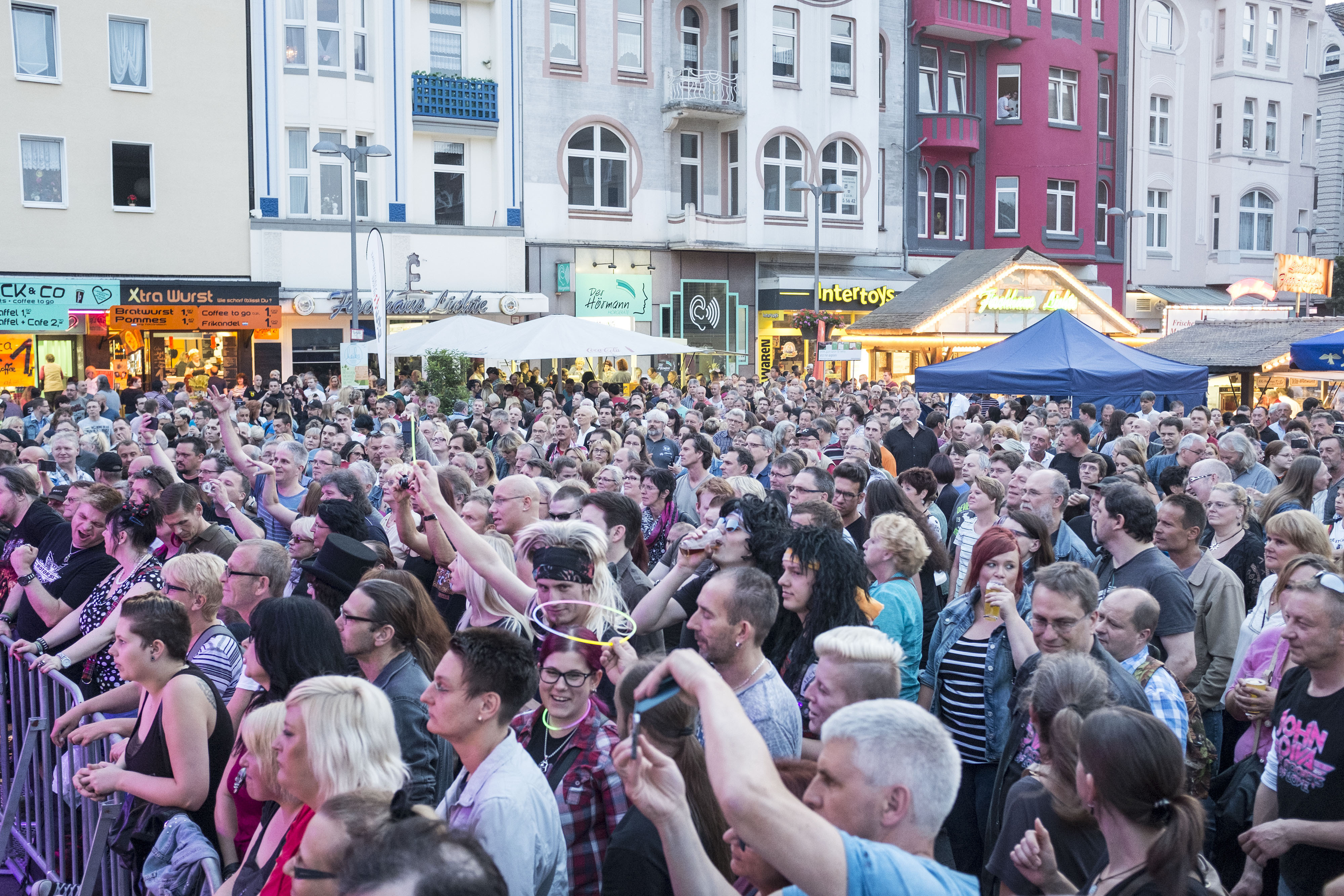 Begeistert jubelnde Besucher vor der Bühne am Buschmannshof. Foto: Stefan Kuhn