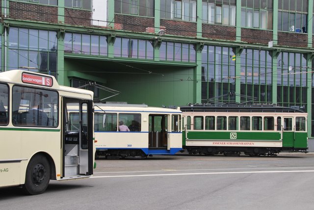 Oldtimerbahnen und -Bus an der Sonderhaltestelle "Alte Dreherei"