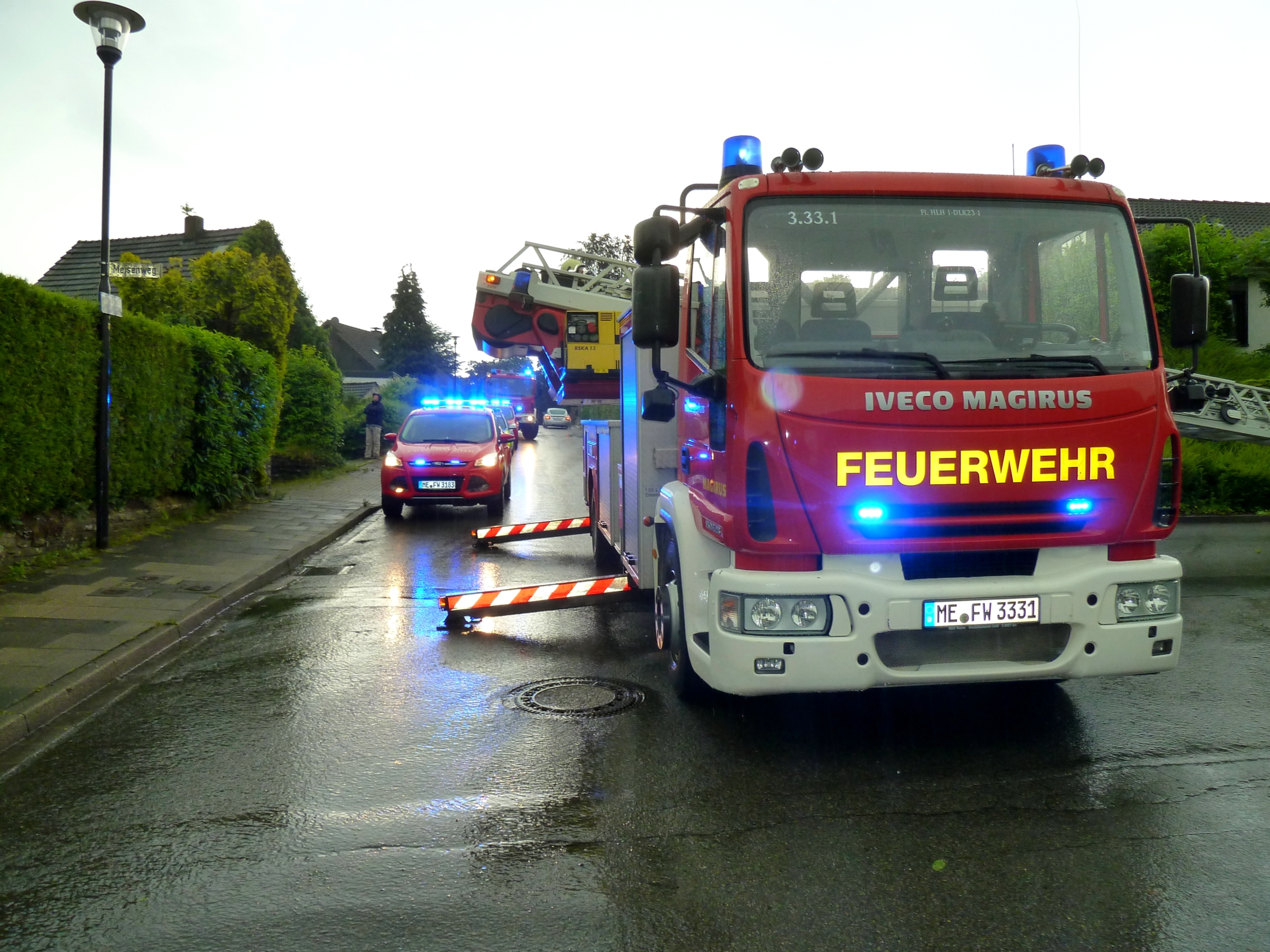 Einsatzfahrzeuge auf dem Finkenweg.