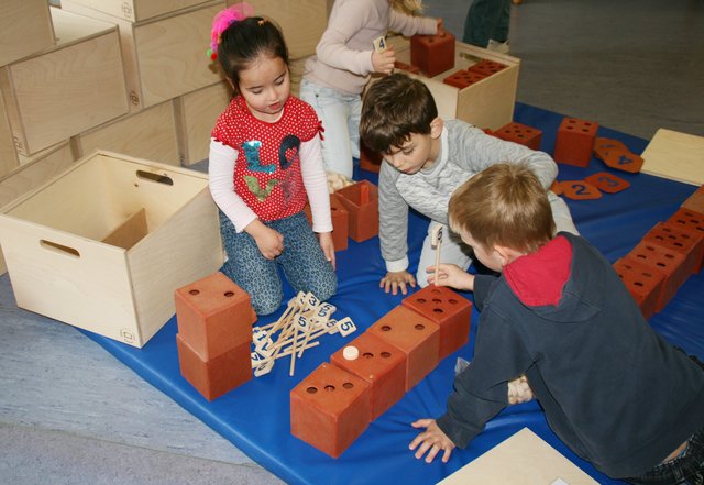 Mit großem Eifer entdeckten die Kinder die Welt der Zahlen.