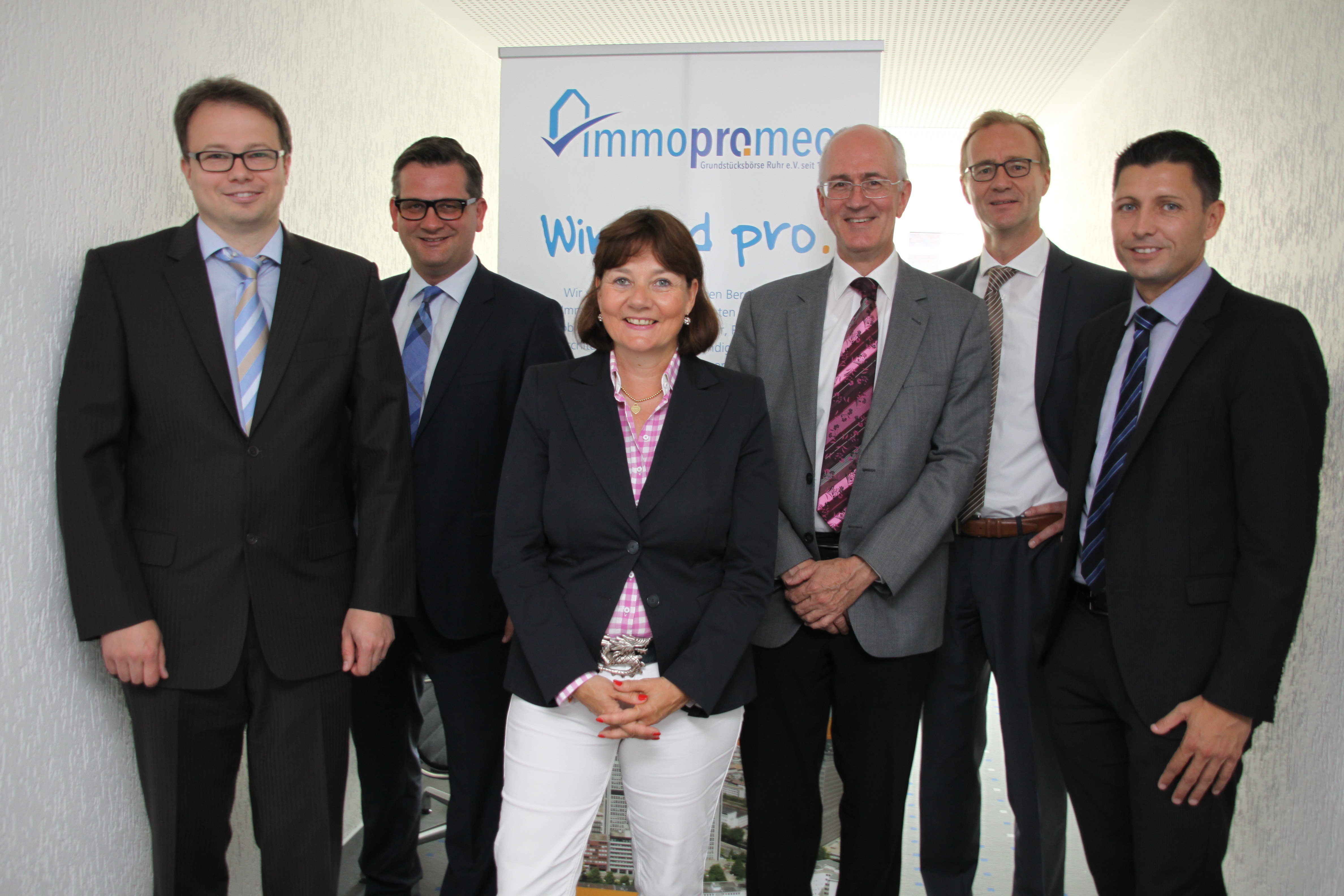 Die Grundstücksbörse Ruhr e. V. stellte ihren aktuellen Marktbericht vor: v.l. Andreas Völker, Marc Wierig, Corinna Spiess, Heinz-Jürgen Hacks, Rainer Post, Carsten Frick (Photo: IHK)