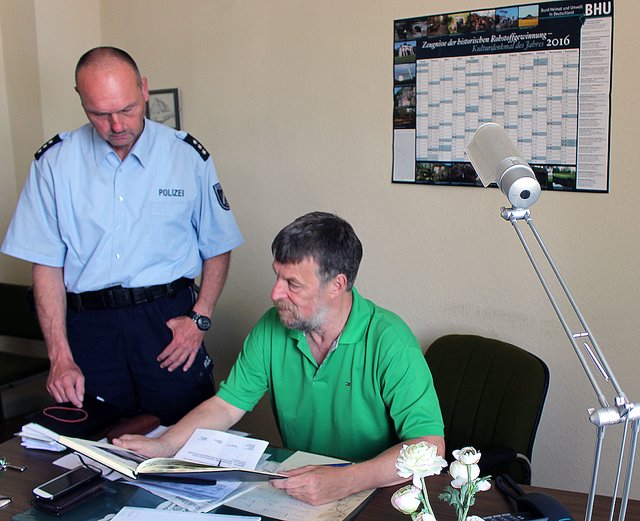Polizeihauptkommissar Jürgen Horstmann und Ortsvorsteher Dr. Peter Kracht
