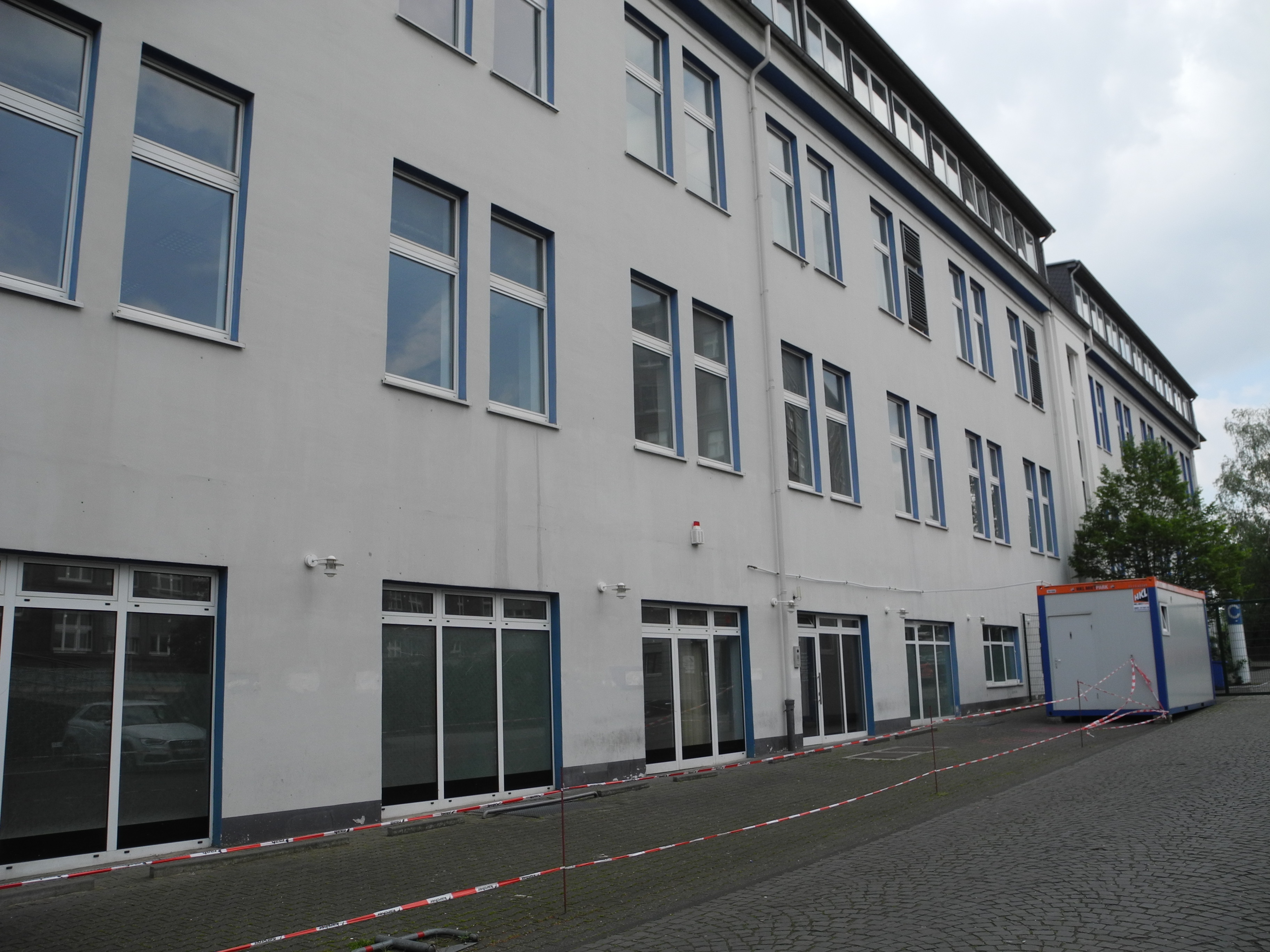 Der Opti Gewerbepark, mit Platz für über 800 Flüchtlingen - ist seit gut zwei Wochen leer... wegen rückläufiger Asylanten; aber - das Land muss noch bis 2024 Miete zahlen... Foto: Schattberg