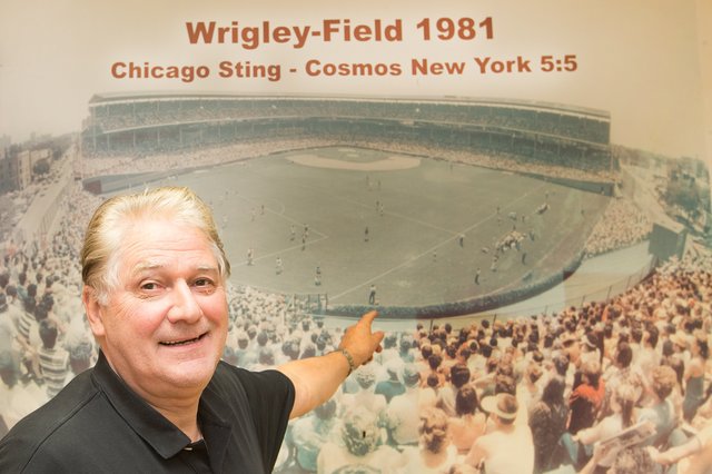 Paul Hahn vor einem Poster des Wrigley-Fields.