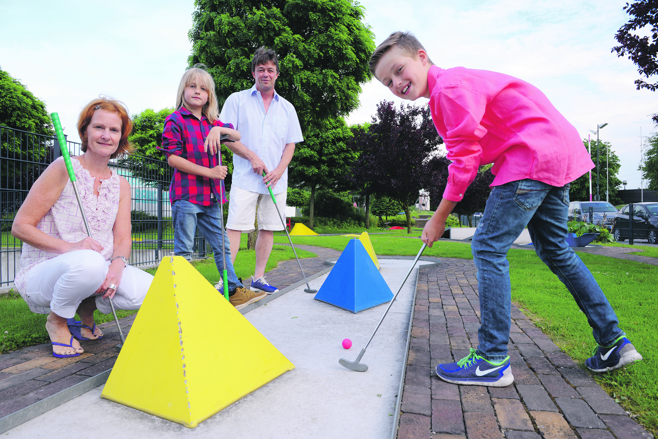 Kinder, Jugendliche und Erwachsene können sich ab sofort für das Minigolf-Turnier in Zusammenarbeit mit dem Sportcentrum Berghausen anmelden. Auf dem Foto sind die Inhaber des Sportcentrums Andreas und Kerstin Kliemt samt ihren Söhnen Finn (rechts) und Luis. Foto: Michael de Clerque