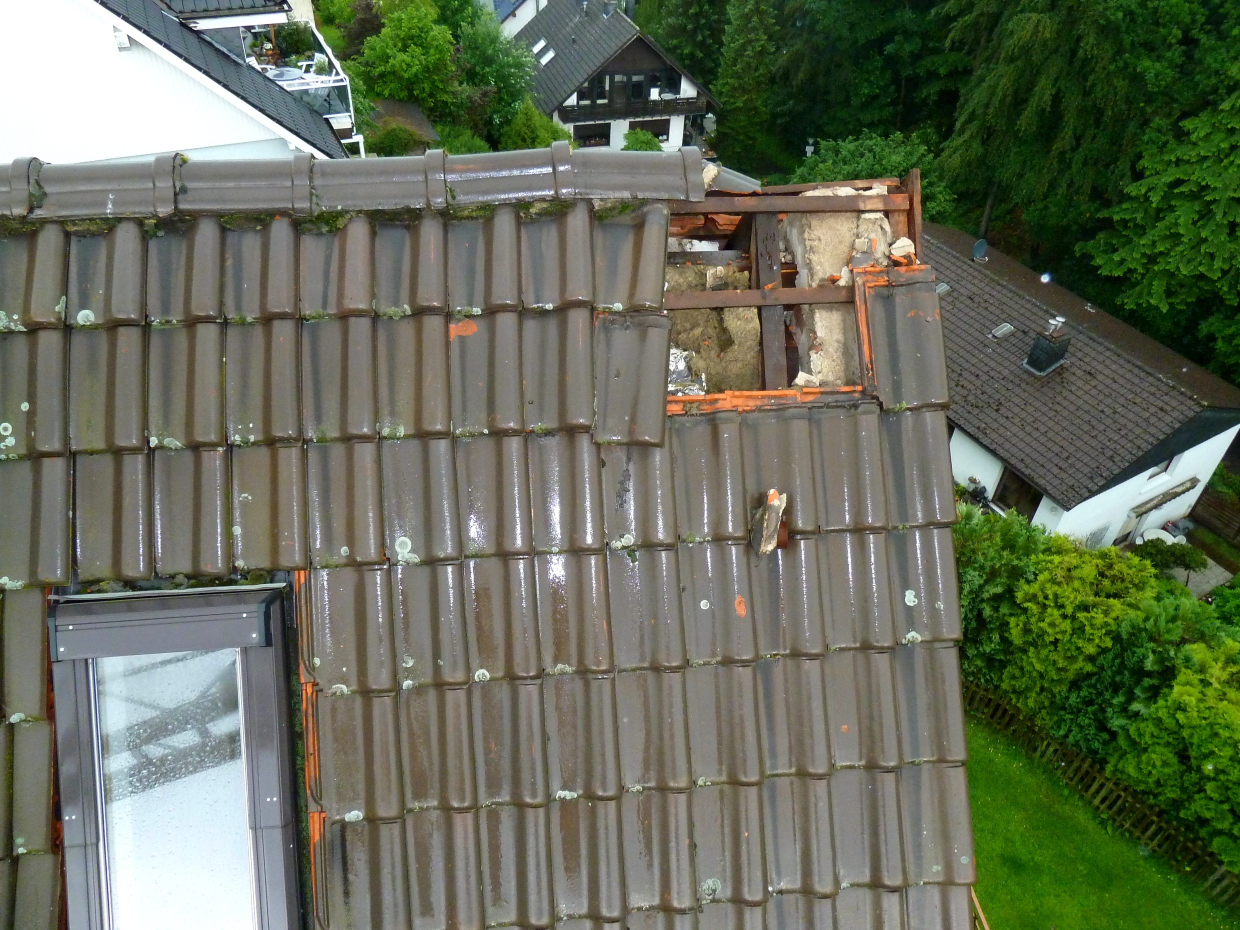 Der Blitz schlug ein Loch in das Dach.
