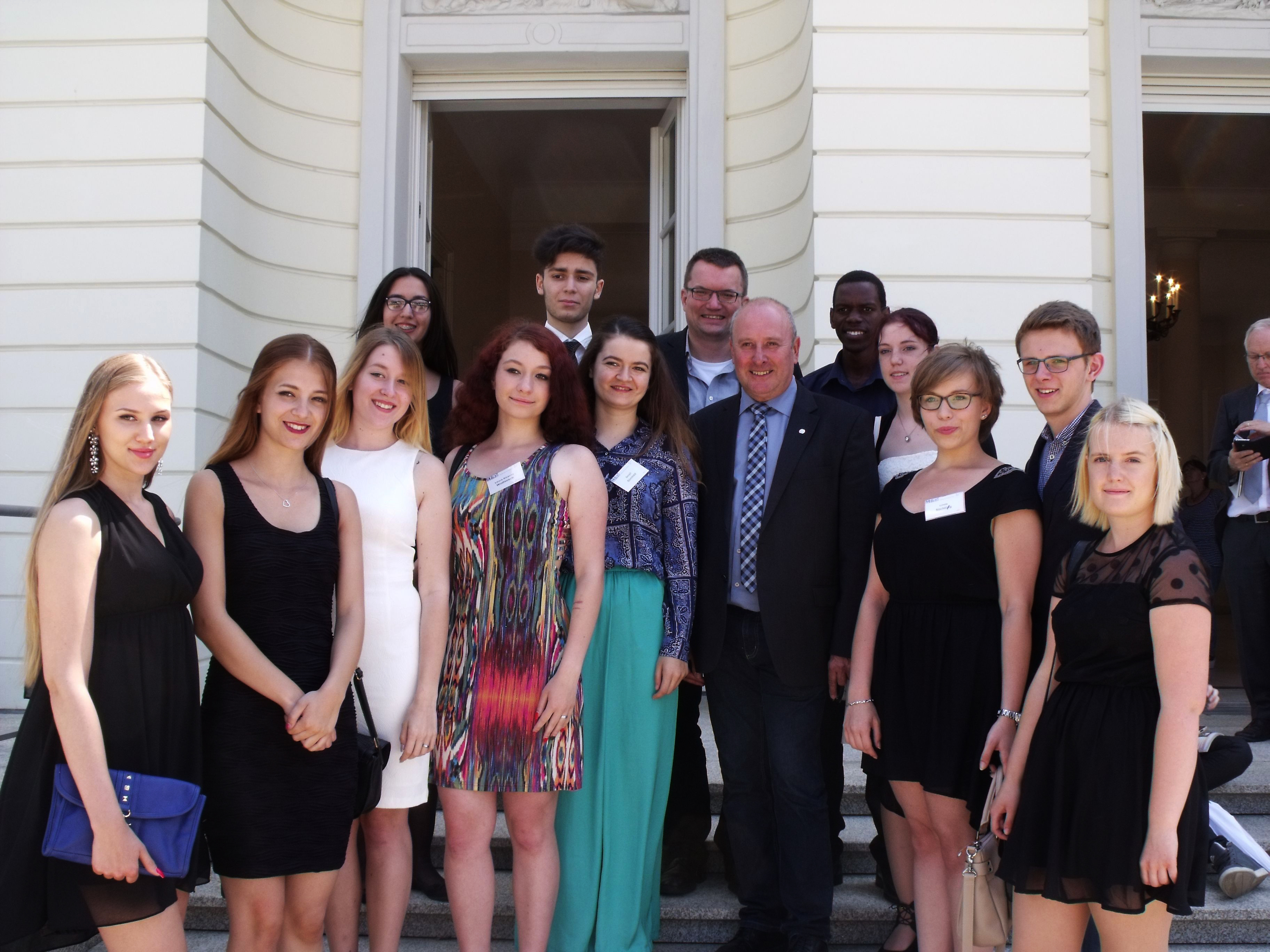 Michael Gerdes gratuliert den Schülerinnen und Schülern vor dem Schloss Bellevue, dem Amtssitz des Bundespräsidenten Foto: privat
