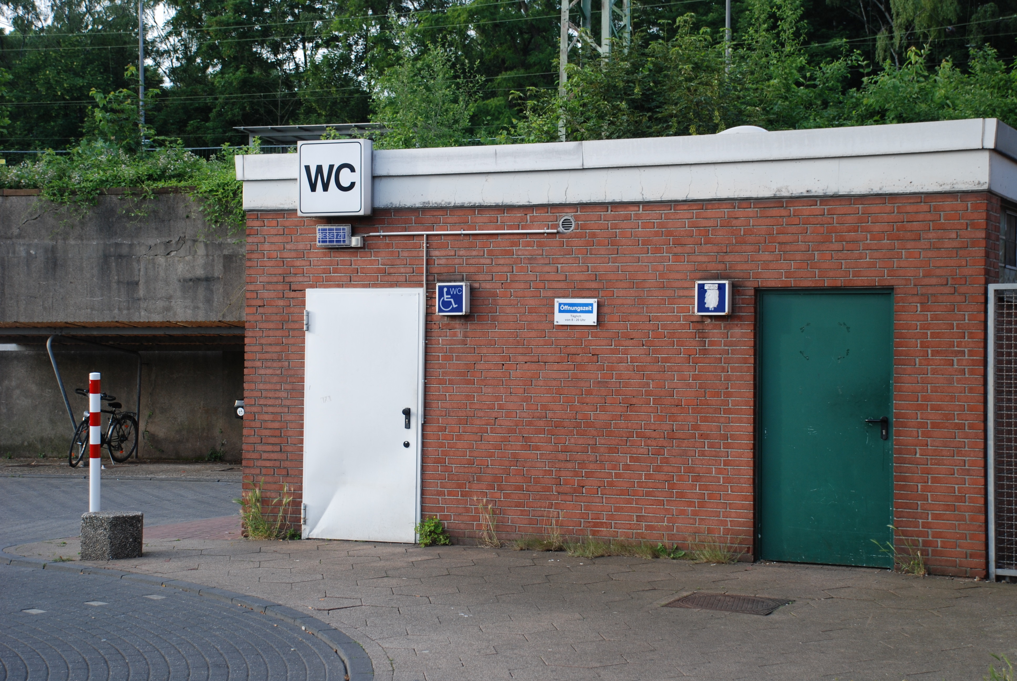 Unzumutbar findet Dinslakens Baudezernent die Toiletten am Bahnhof. Jetzt sind sie geschlossen und Fahrgäste hoffen auf ein funktionierendes Klo im Regionalexpress.