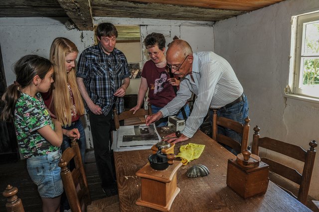 Andreas Koerner vom Kultur-Historischen Verein informiert die interessierten Besucher über die Geschichte des Hofes. | Foto: Debus-Gohl