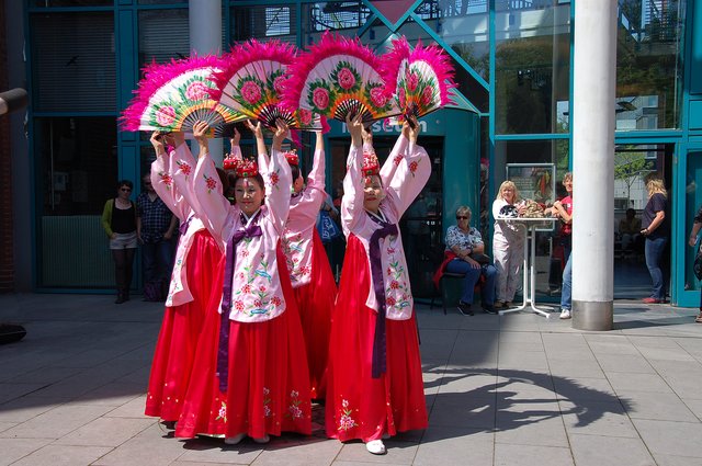 Arirang zeigen einen koreanischen Fächertanz.
