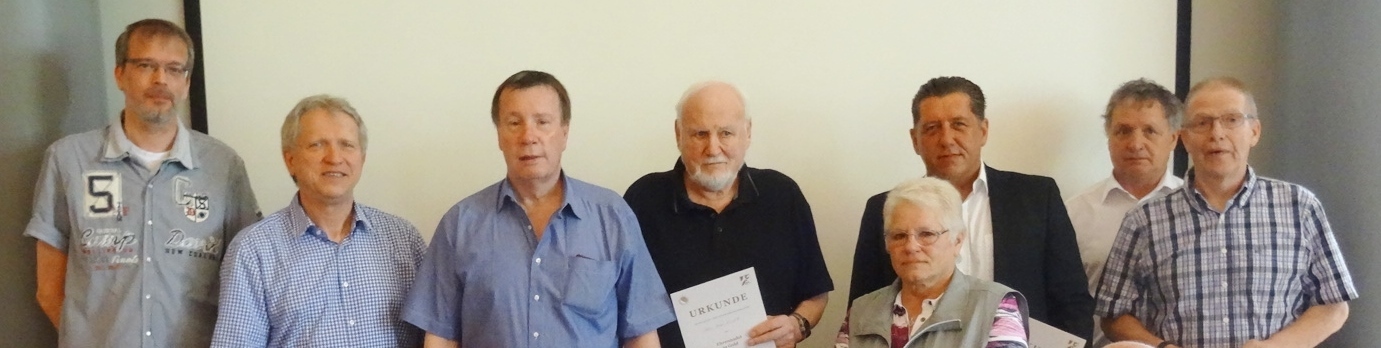 Die NRW-Goldnadeln erhielten von links: Frank Steinkühler, Präsident Erich Dreke, Karl-Heinz Piwolinski, Klaus Kosfeld, Renate Eßer, Josef Gottfried, Hansi Birka und Hanno Ratke.