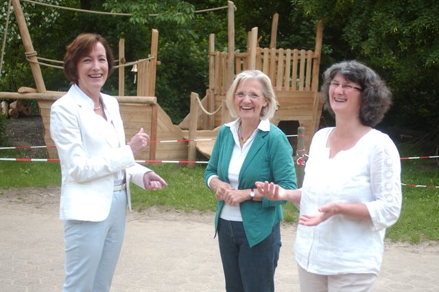 Sonja Leidemann (v.l.) im Gespräch mit Leiterin Sabine Zander und der stellvertretenden Leiterin Clarissa Ziegenbalg.