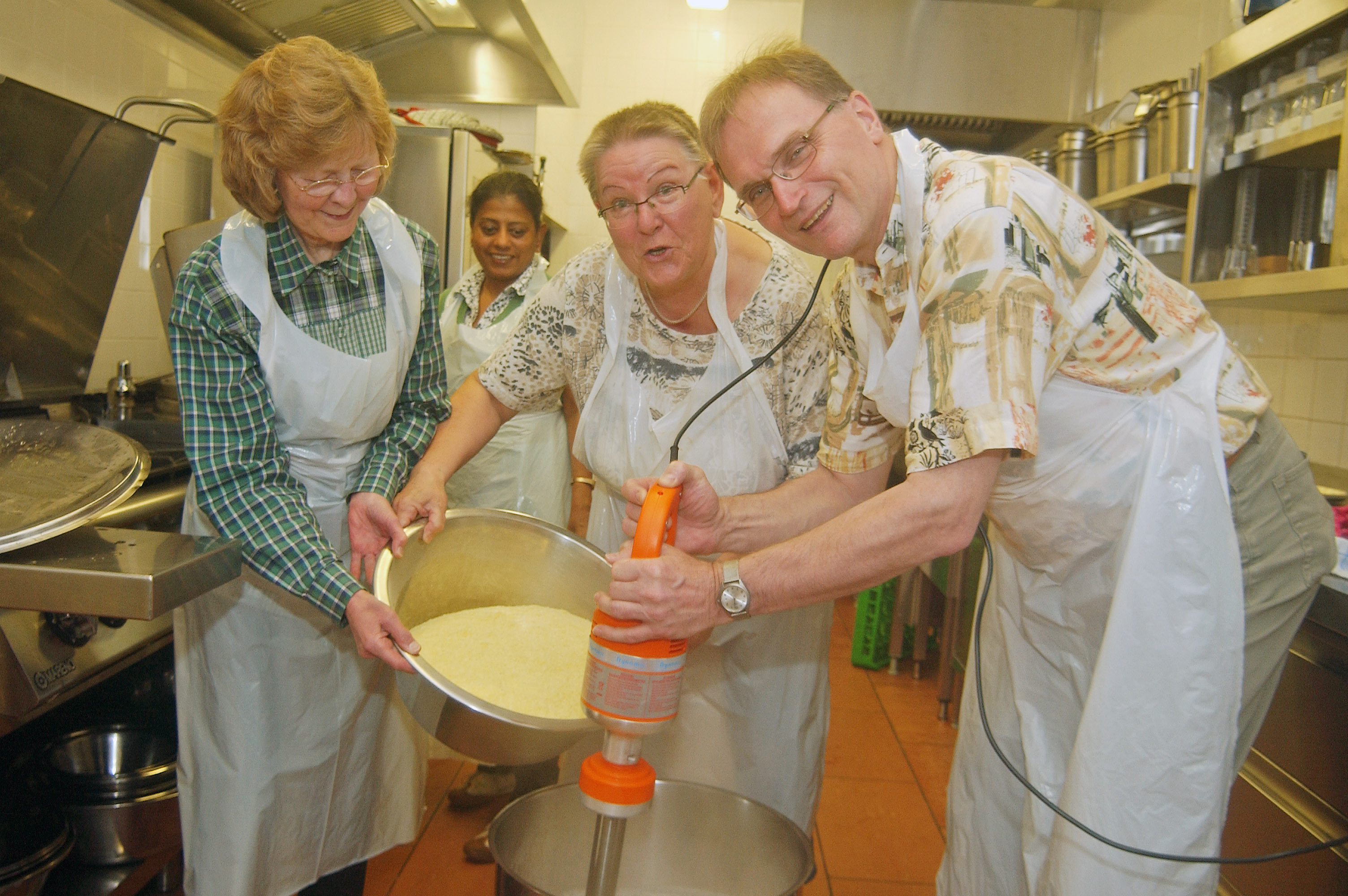 Hier werden keine kleinen Mengen zubereitet – die ehrenamtlichen Mitarbeiter des Wegteams gehen beim Kochen oft mit schwerem Gerät vor.