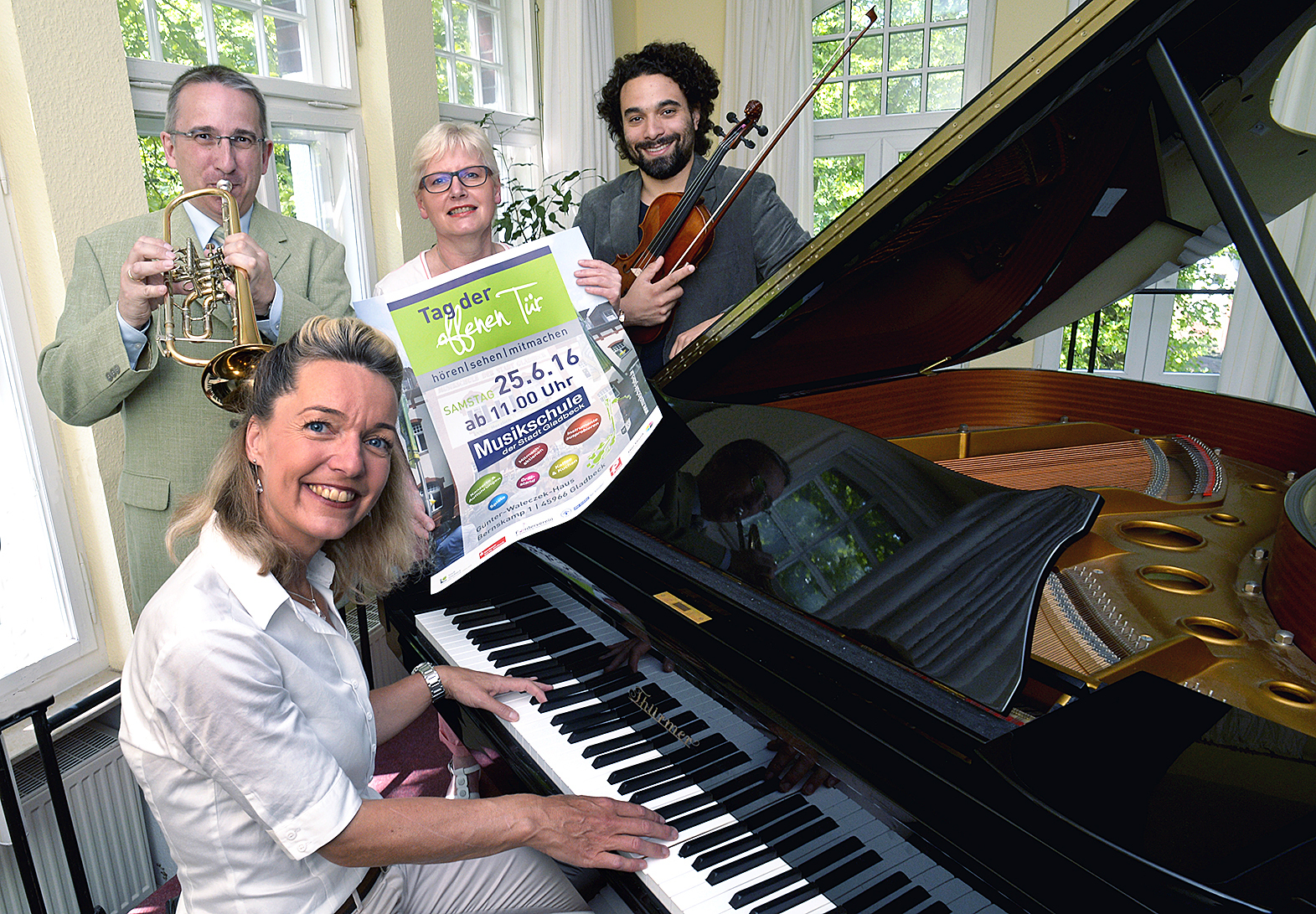 Freuen sich (von links nach rechts) über viele Besucher beim "Tag der offenen Tür", zu dem die Musikschule Gladbeck am Samstag, 25. Juni, einlädt: Rolf Hilgers (Musikschulleiter), Bettina Weist (Leiterin des Amtes für Bildung und Erziehung), Dr. med. Gabriele Tichy-Voß (Vorsitzende Musikschul-Förderverein) und Ernst Hesse (Stellvertretender Musikschulleiter).