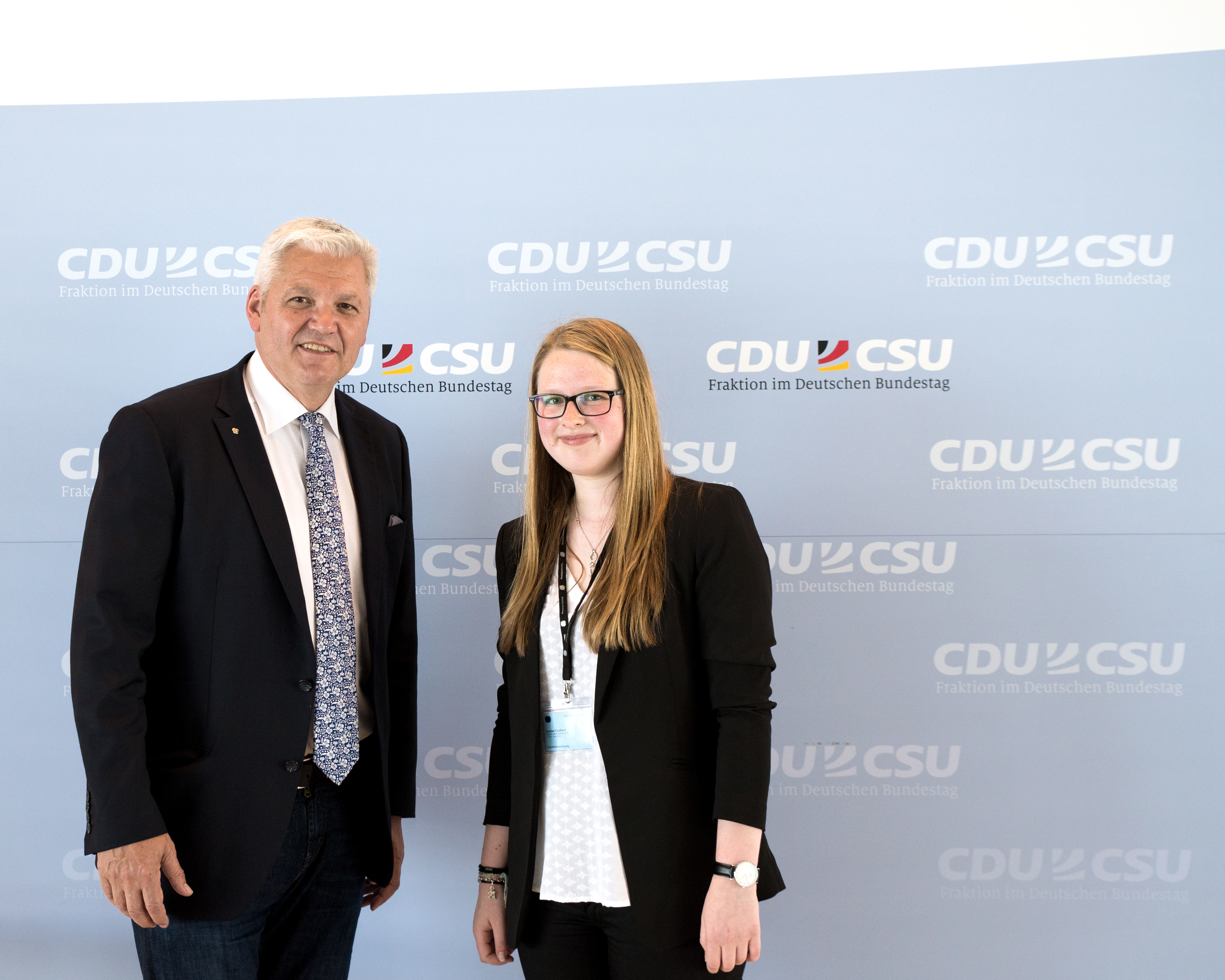 Hubert Hüppe, MdB, zeigte der Teilnehmerin von „Jugend und Parlament“ Janine Grubert die Fraktionsebene mit dem CDU/CSU-Sitzungssaal.
